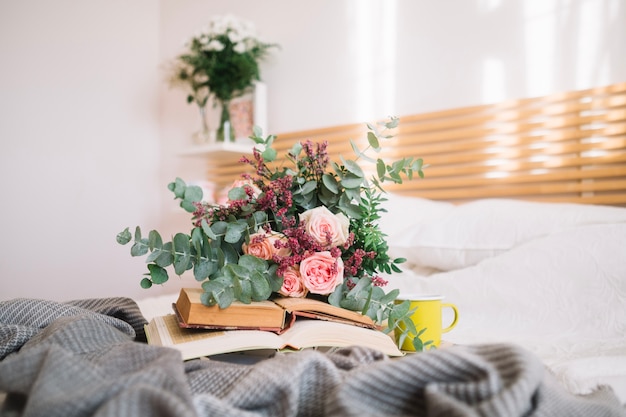 Free photo bouquet lying on books