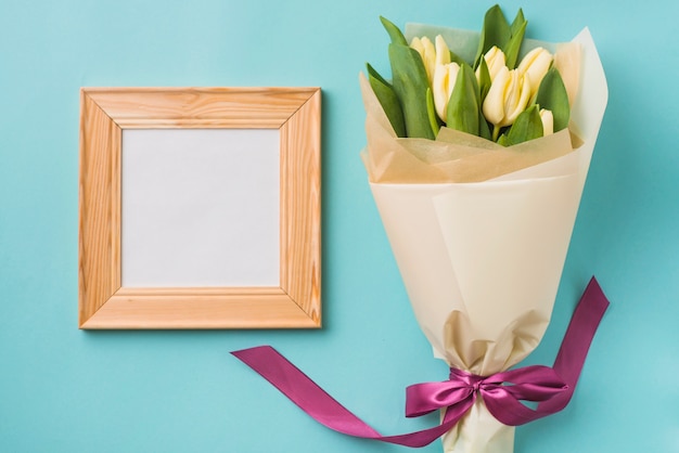 Free photo bouquet near square frame