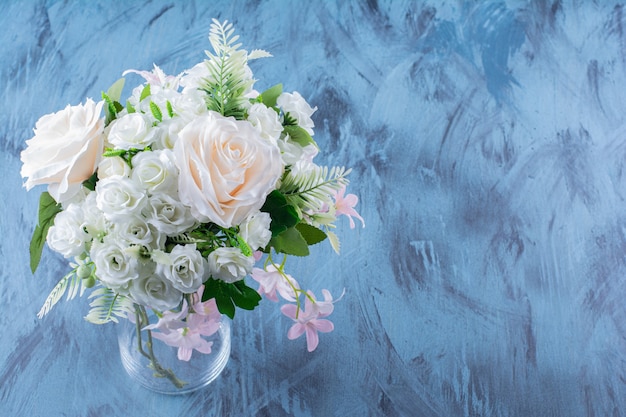 Free photo bouquet of pale rose flowers in a a glass vase.