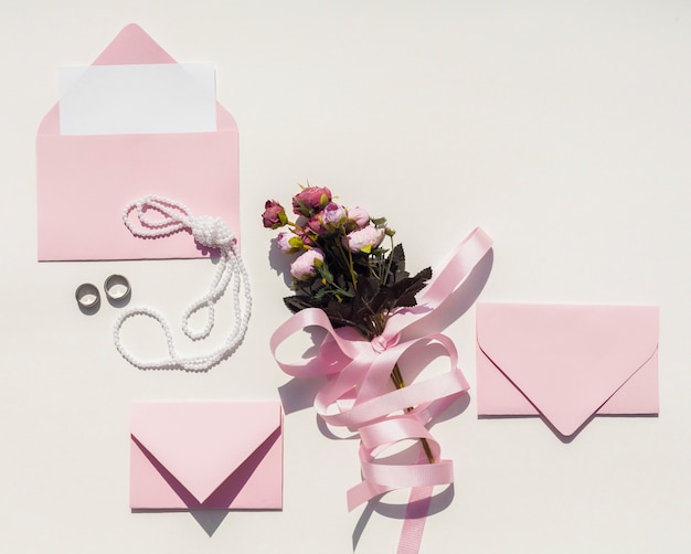 Free photo bouquet of roses with pink envelopes