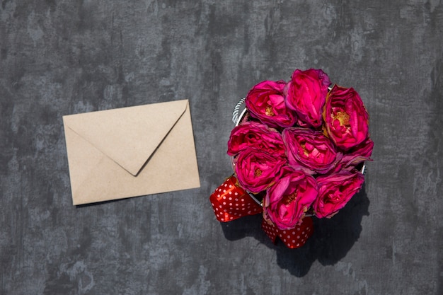 Free photo bouquet of roses with white envelope