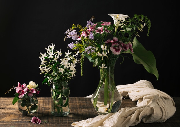 Free Photo bouquets of flowers in vases on table