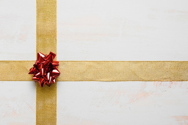 Free Photo bow and ribbons on white tabletop