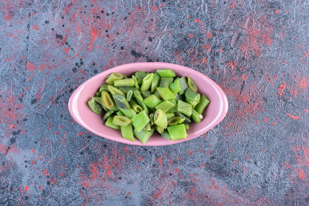 Free photo bowl of chopped bean pulses on black table.