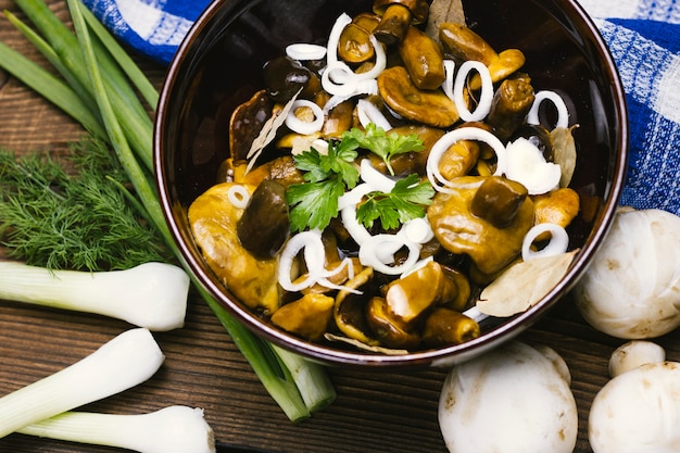 Free photo bowl of cooked mushrooms and onions