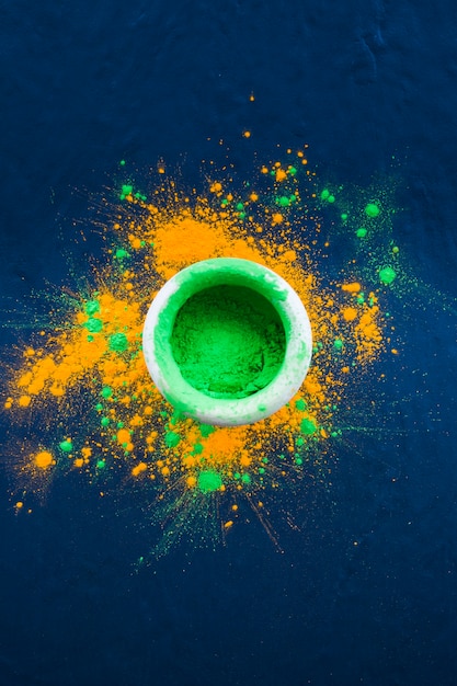 Free photo bowl with bright green powder on table