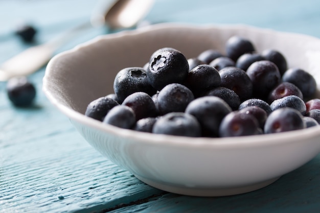 Free photo bowl with fresh blueberries