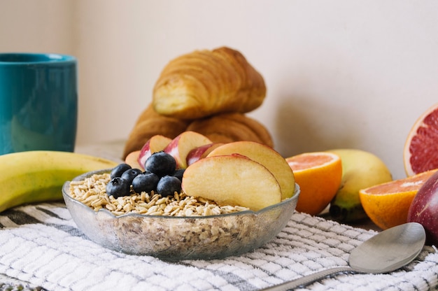 Free Photo bowl with fruits and cereal