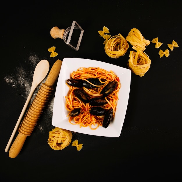 Free Photo bowl with pasta and mussels