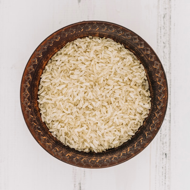 Free photo bowl with uncooked rice