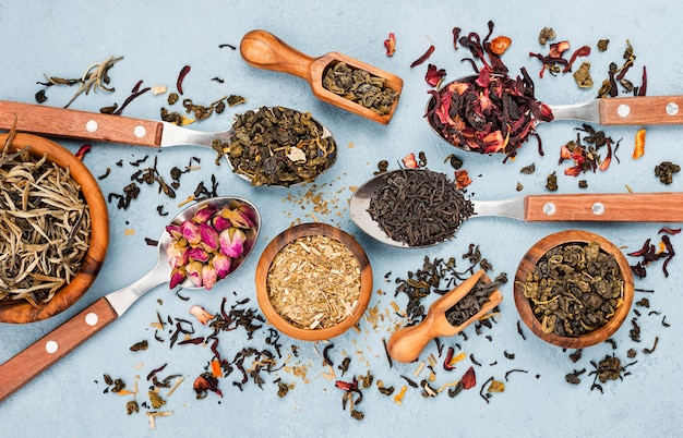 Free photo bowls and spoons with herbal tea