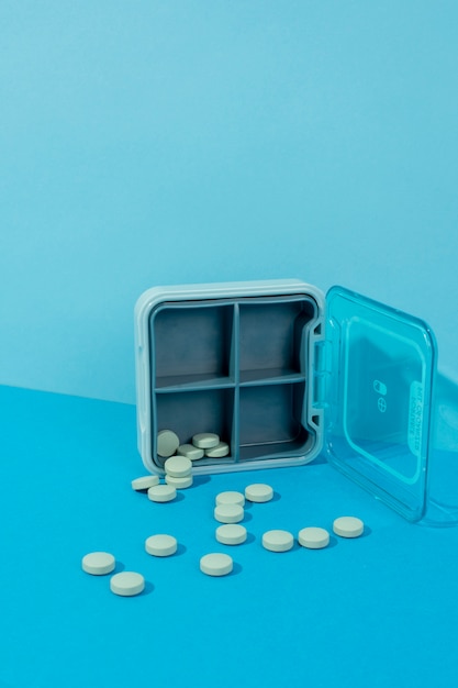 Free Photo box and pills with blue background