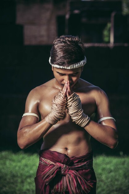 Boxers tie the rope in their hands and hands to respect the teacher.