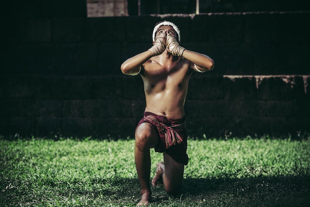 Boxers tie the rope in their hands and hands to respect the teacher.