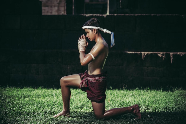 Boxers tie the rope in their hands and hands to respect the teacher.