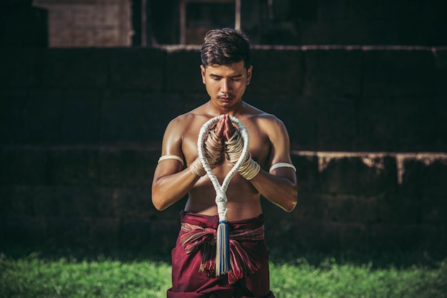 Boxers tie the rope in their hands and hands to respect the teacher.