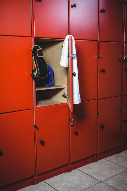 Free photo boxing gloves and a towel in locker room