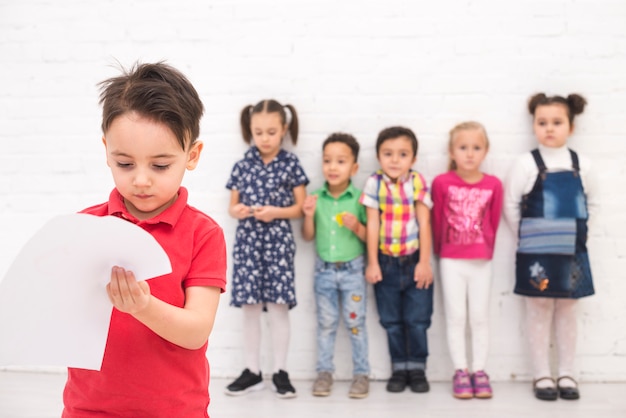 Free Photo boy drawing with a children group