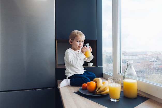 Free photo boy having breakfast