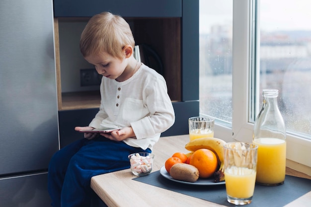 Free photo boy having breakfast