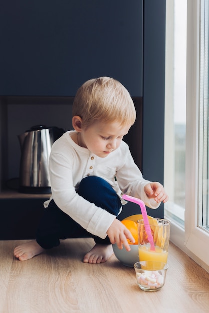 Free photo boy having breakfast