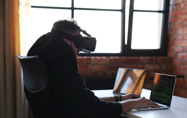 Free Photo boy playing with vr headset and laptop