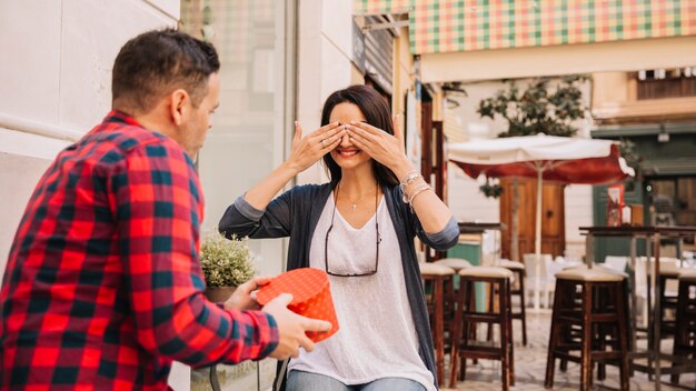 Boyfriend has surprise for girlfriend