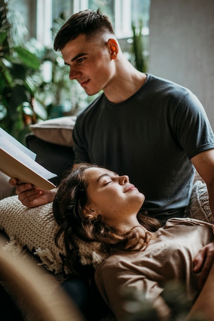 Free photo boyfriend reading a love story for his girlfriend