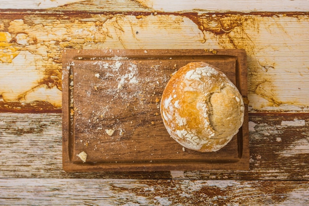 Free photo bread and flour on board