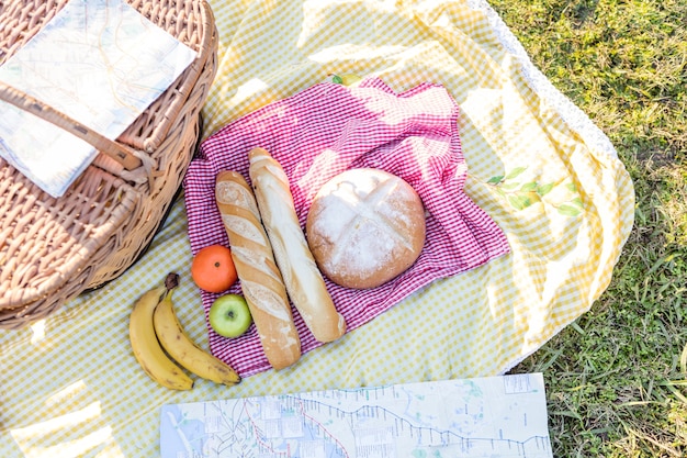 Free photo bread and fruit for lunch