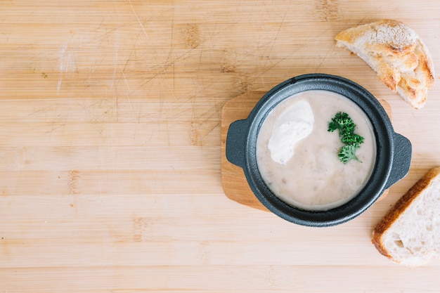 Free photo bread slices and mushroom soup with cream and parsley