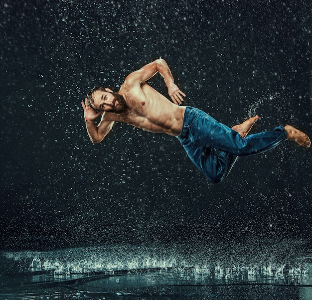 Free photo break dancer in water