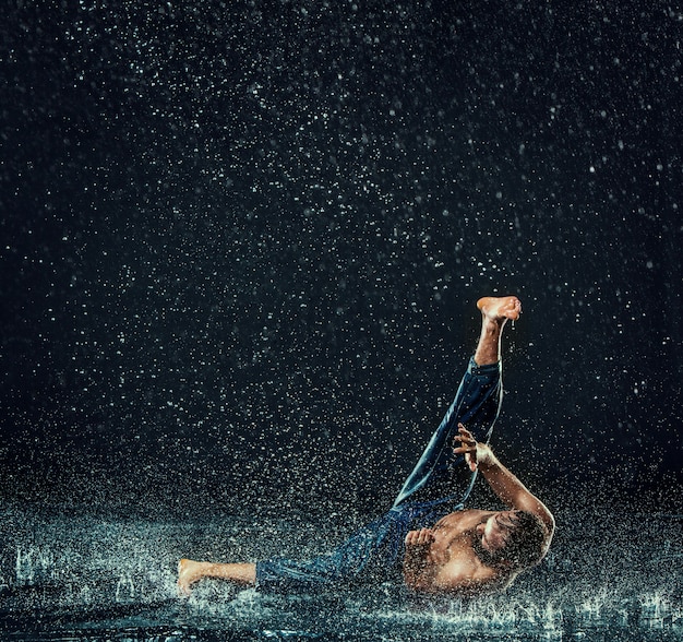 Free Photo break dancer in water