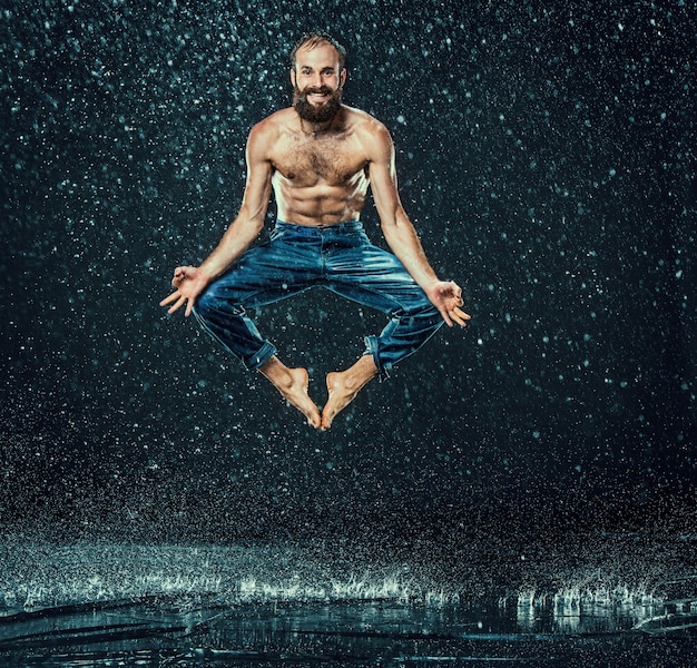 Free Photo break dancer in water