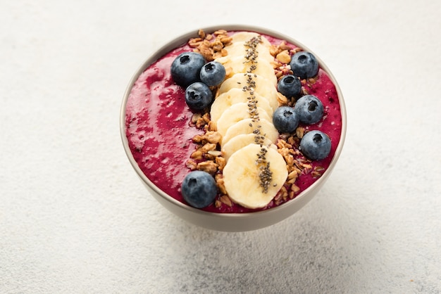 Free photo breakfast dessert in bowl with banana slices and blueberries