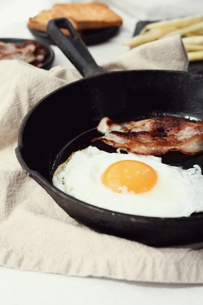 Free photo breakfast of eggs and fried bacon in the pan