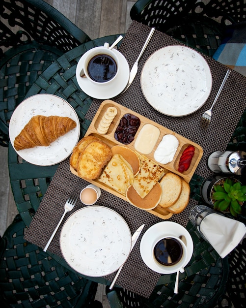 Free Photo breakfast set with croissant croutons and pancakes