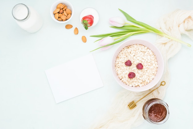 Free photo breakfast with cereals and fruits