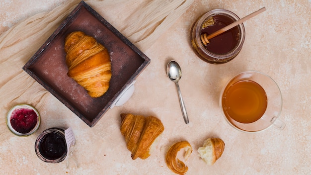 Free photo breakfast with croissant