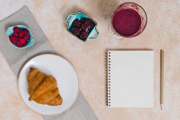 Free Photo breakfast with croissant