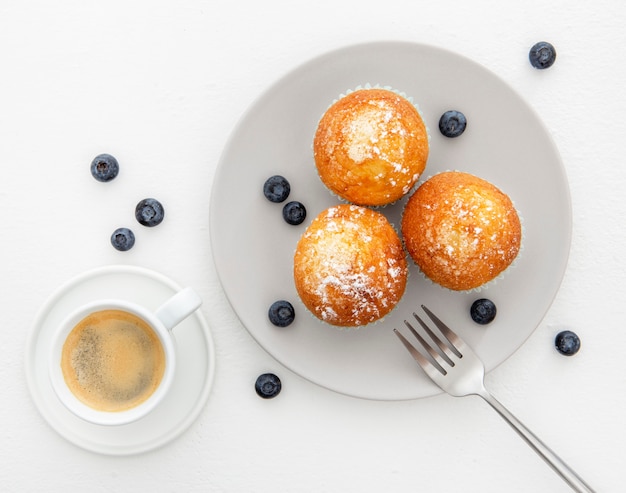 Free photo breakfast with muffins and coffee flat lay