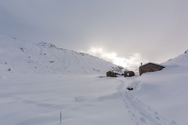 Free Photo breathtaking mountainous scenery covered in beautiful white snow in sainte foy, french alps