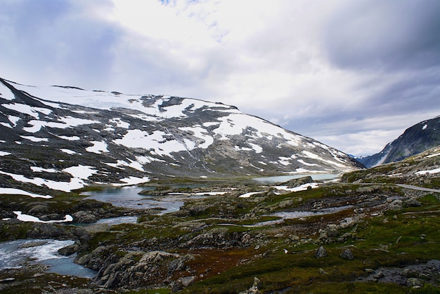 Free photo breathtaking scenery of beautiful atlanterhavsveien in norway