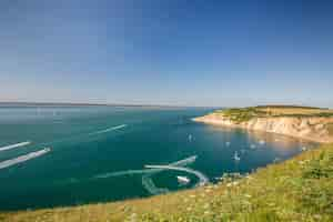 Free photo breathtaking shot of harbor isle of wight in the english channel