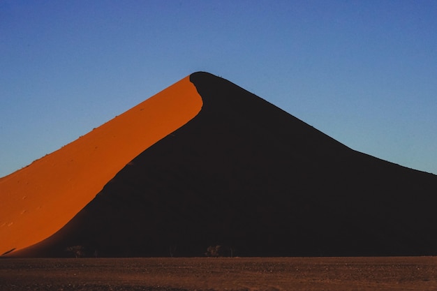 Free photo breathtaking view of a beautiful sand dune under the blue sky in namibia, africa