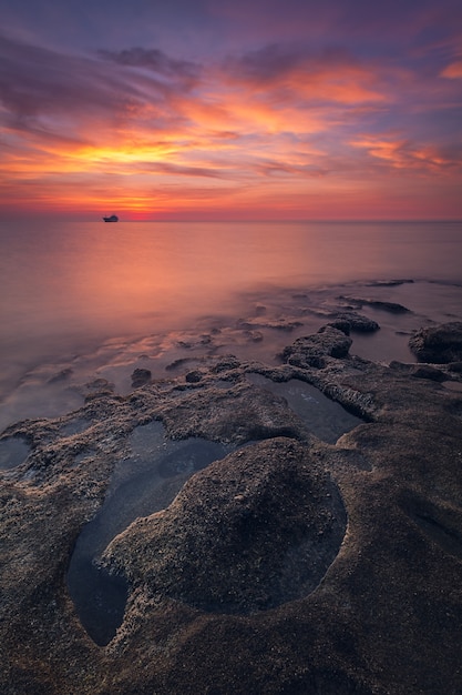 Free photo breathtaking view of the seascape and rocks at the scenic dramatic sunset