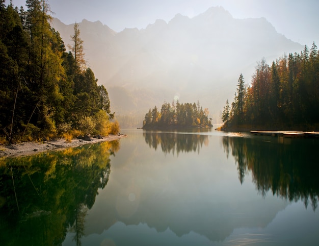 Free photo breathtaking view of zugspitze lake surrounded with forests in eibsee