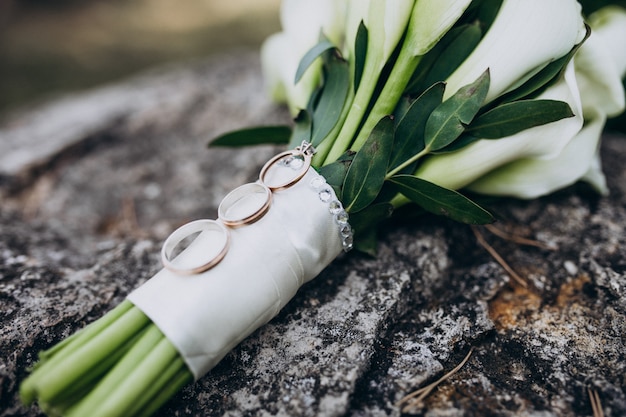 Free photo bridal wedding bouquet isolated with rings