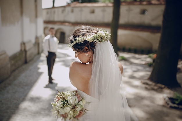 Free photo bride back with blur background