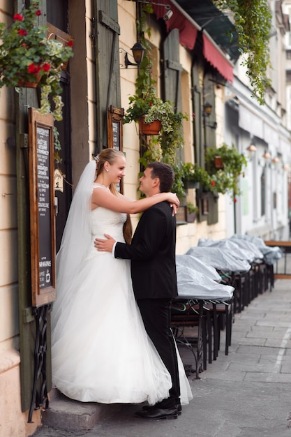 Free Photo bride and groom before the wedding